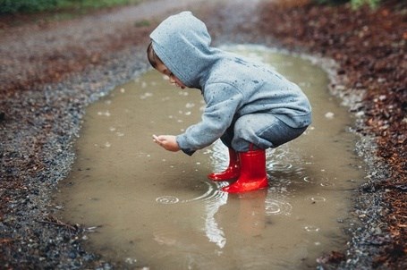 buitenspelen in de regen